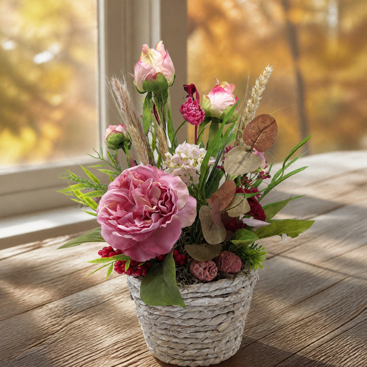 Szene Herbstgesteck Rosen Beeren Gräser Heide rosa grün im Korb