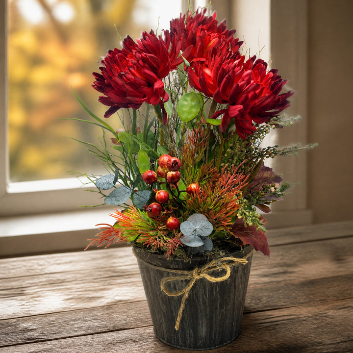 Szene Seidenblumengesteck Herbstgesteck Chrysanthemen Beeren rot grün