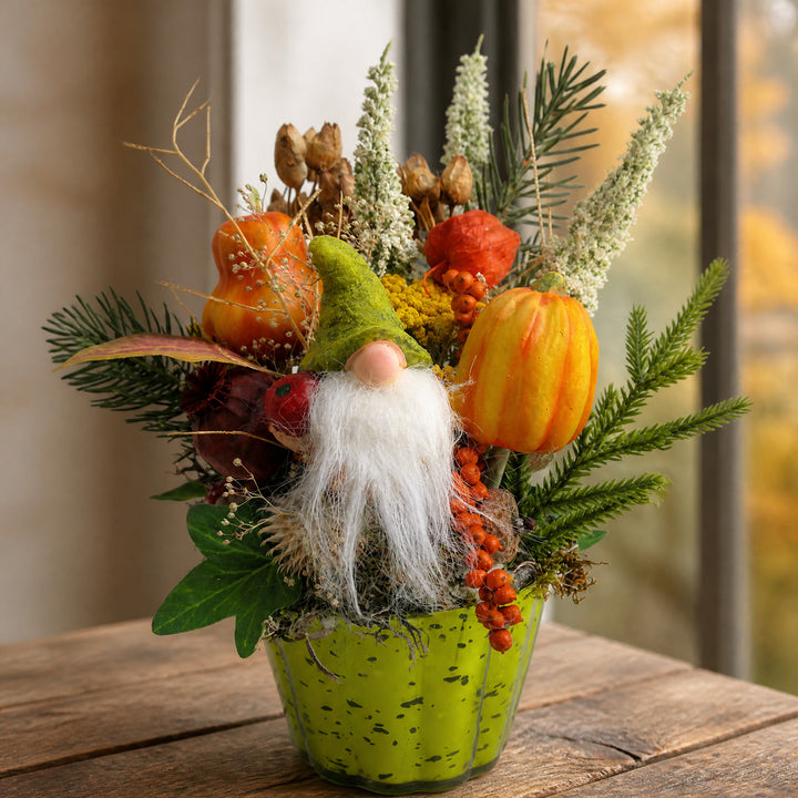 Szene Seidenblumengesteck Herbstgesteck Wichtel Kürbis Beeren Tanne orange grün