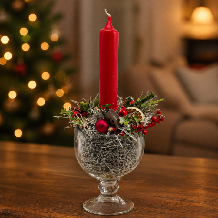 Szene Weihnachtsgesteck Pokalglas Kerze Kugeln Tanne rot grün