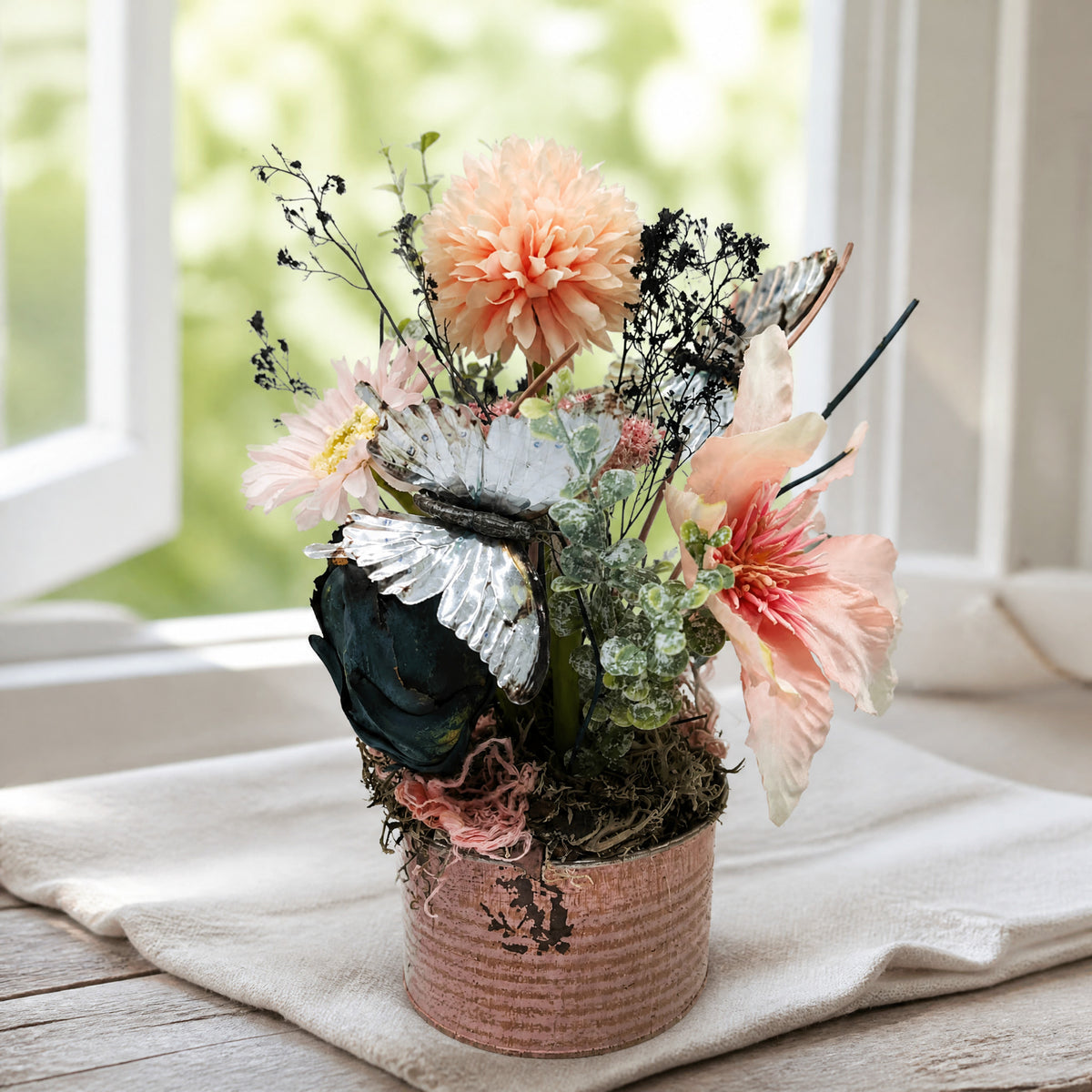 Szene Tischgesteck Sommergesteck Gerbera Clematis Schmetterlinge rosa silber