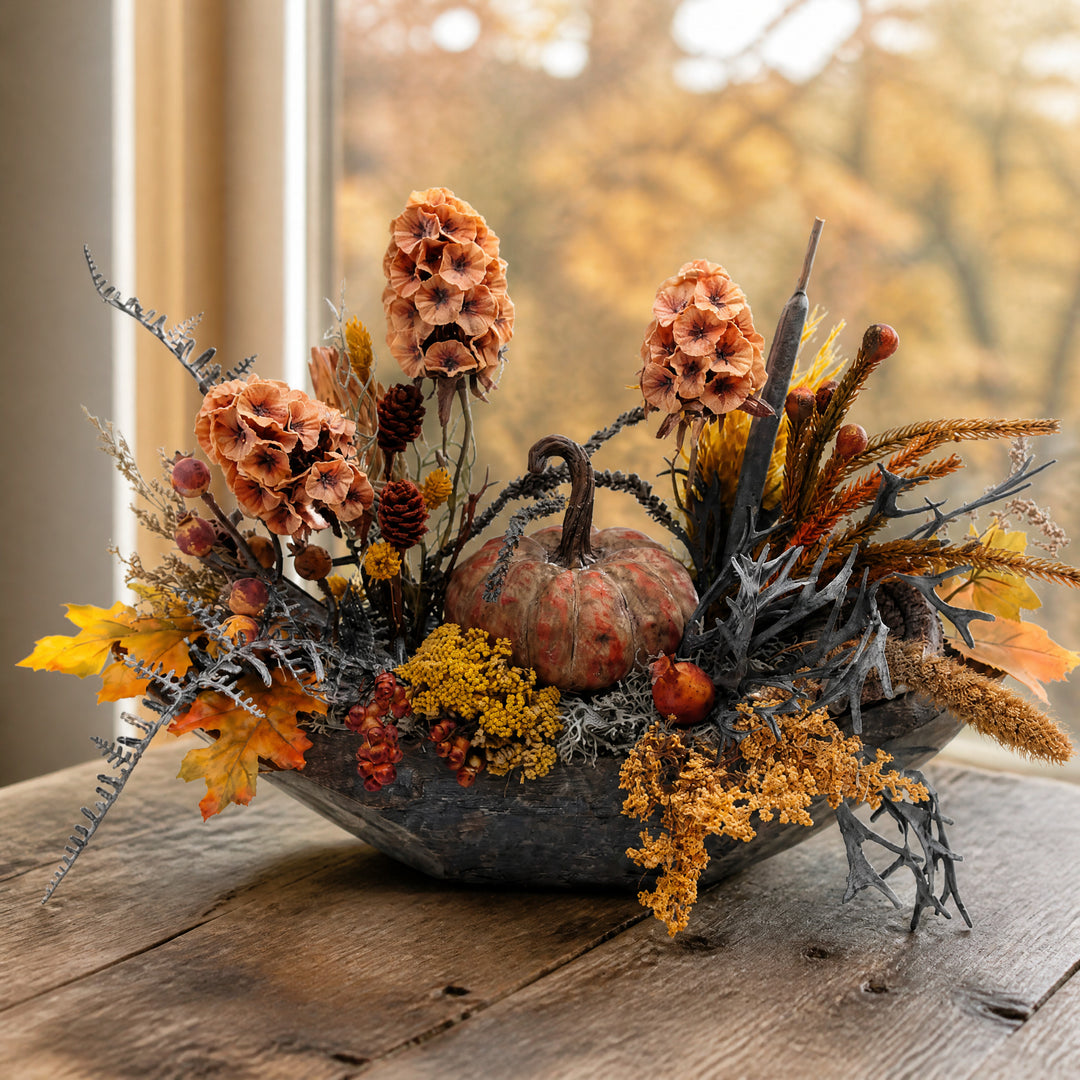 Szene Herbstgesteck Kürbis Blüten Blätter Beeren Gräser orange apricot