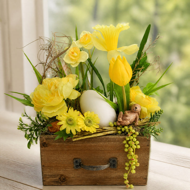 Szene Ostergesteck Tischgesteck Narzisse Tulpe Hase Schnecke Gräser gelb