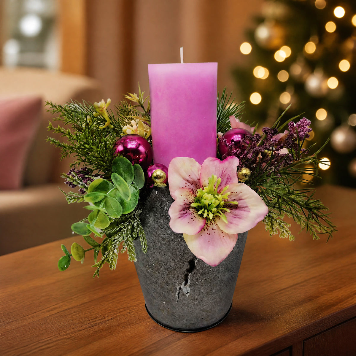 Szene Weihnachtsgesteck Kerze Christrose Kugeln pink rosa