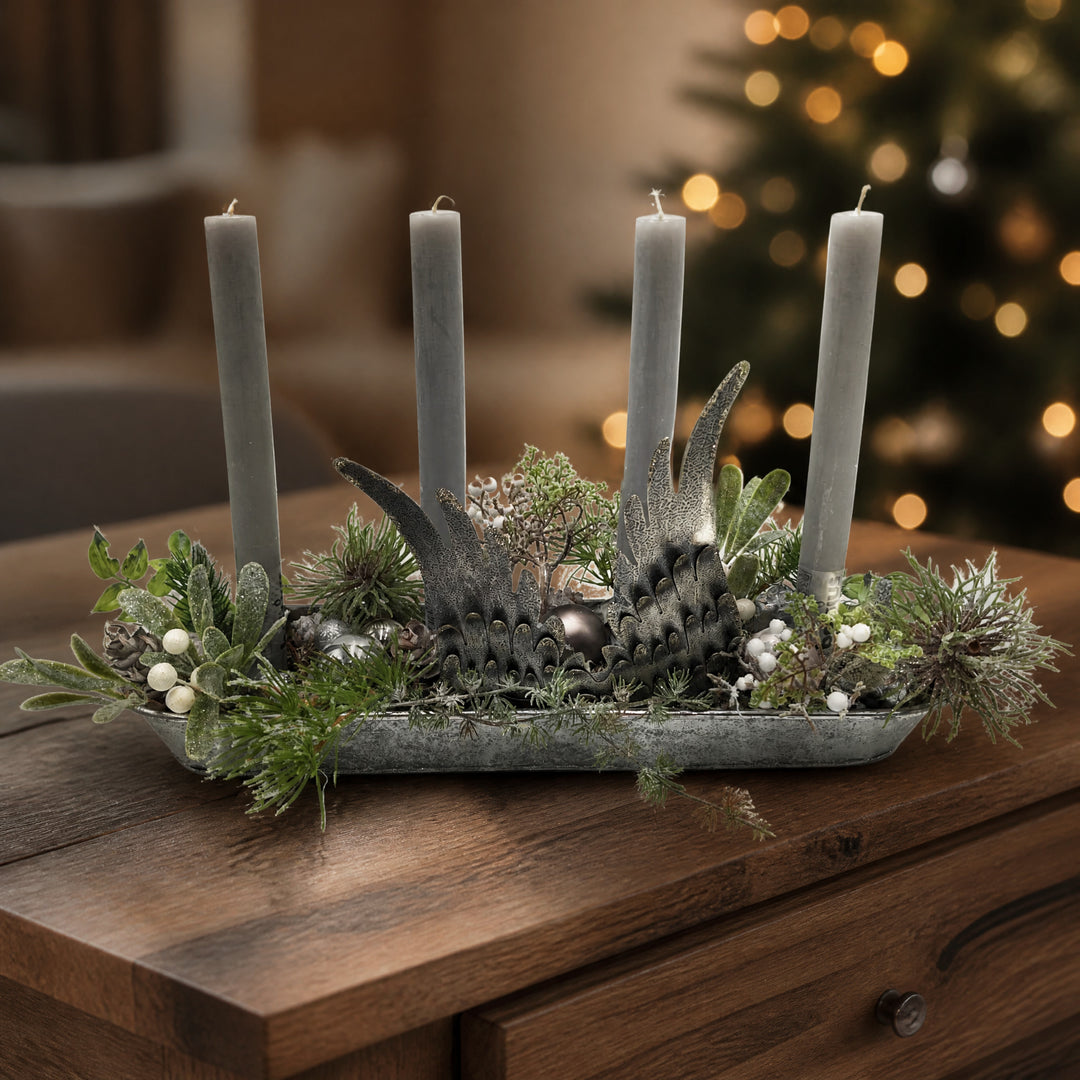 Szene Weihnachtsgesteck Adventsgesteck Tischgesteck Kerzen Flügel grau silber