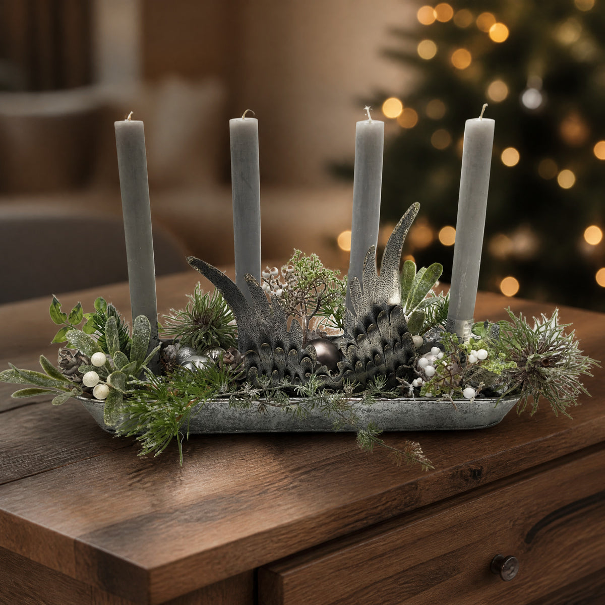 Szene Weihnachtsgesteck Adventsgesteck Tischgesteck Kerzen Flügel grau silber