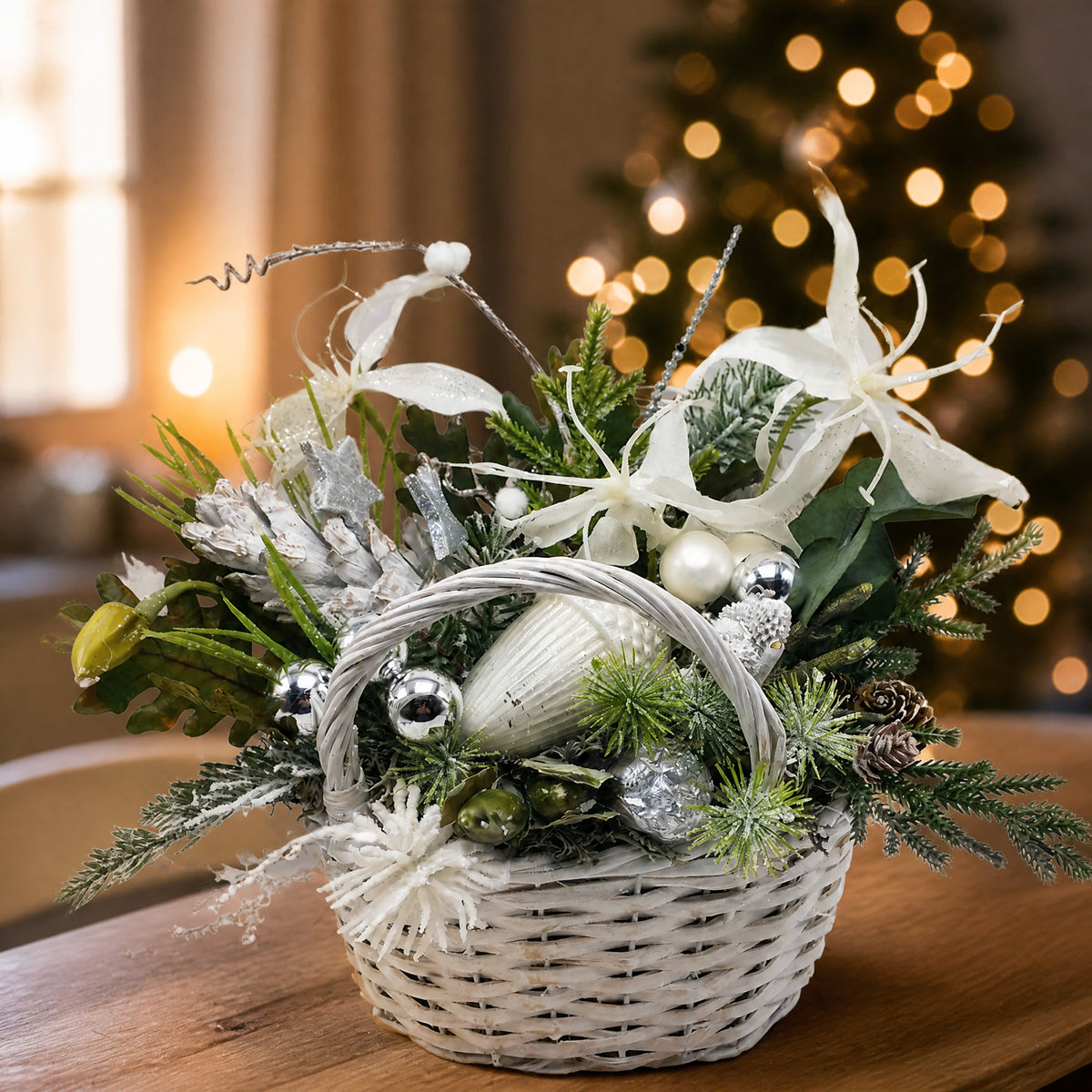 Szene Weihnachtsgesteck Adventsgesteck Wintergesteck Kugeln Sterne weiß silber