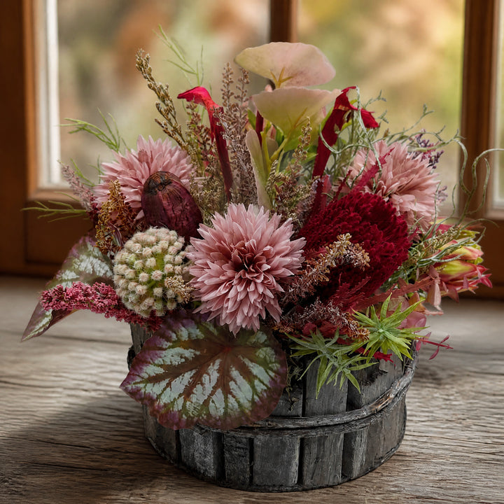 Szene Herbstgesteck Chrysantheme Banksia Heide Gräser rosa beere