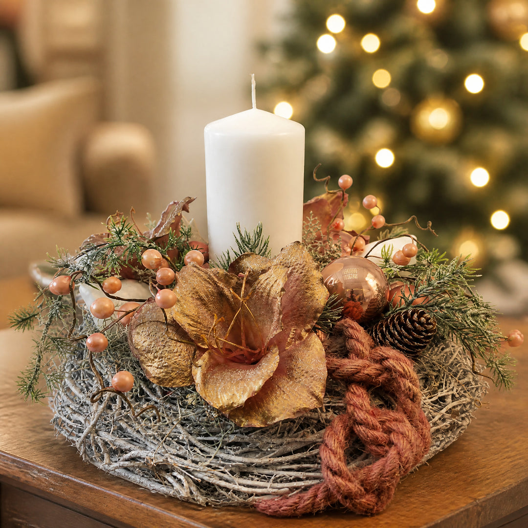 Szene Weihnachtskranz Adventskranz Weihnachtsgesteck Amaryllis Kerze weiß apricot