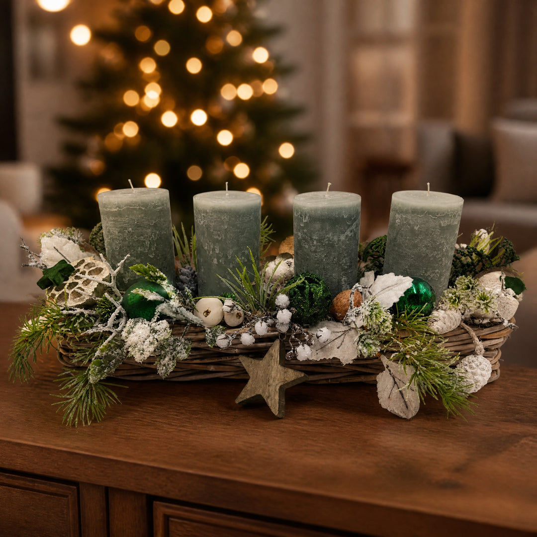 Szene Weihnachtsgesteck Adventsgesteck 4 Kerzen Zapfen Beeren grün creme