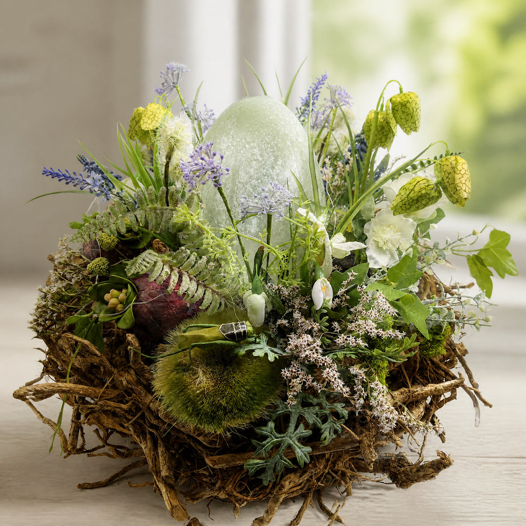 Szene Ostergesteck Frühlingsgesteck Glas-Ei Schachbrettblumen Moos grün weiß