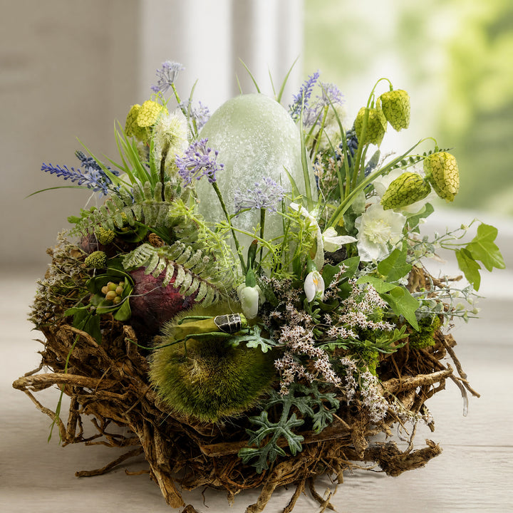 Szene Ostergesteck Frühlingsgesteck Glas-Ei Schachbrettblumen Moos grün weiß