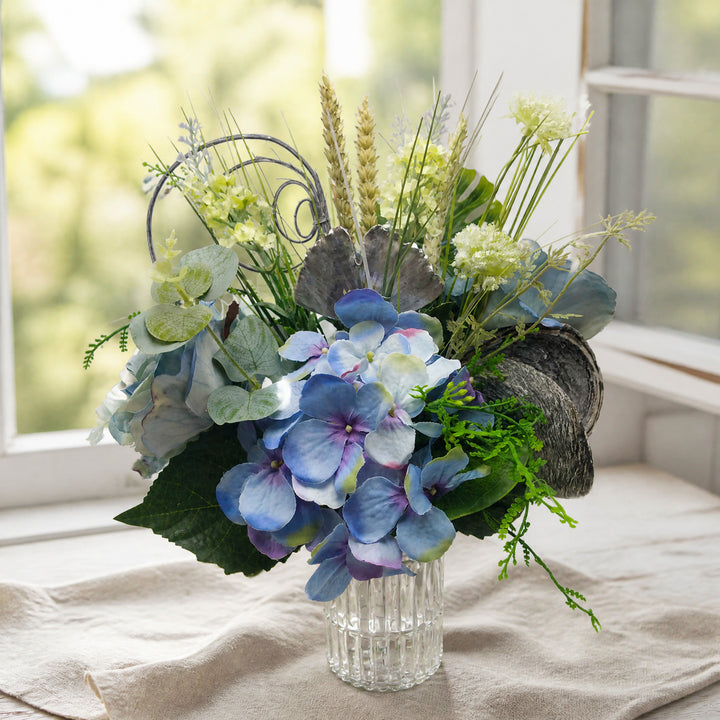 Szene Sommerstrauß Blumenstrauß Hortensien Rittersporn Gräser blau weiß