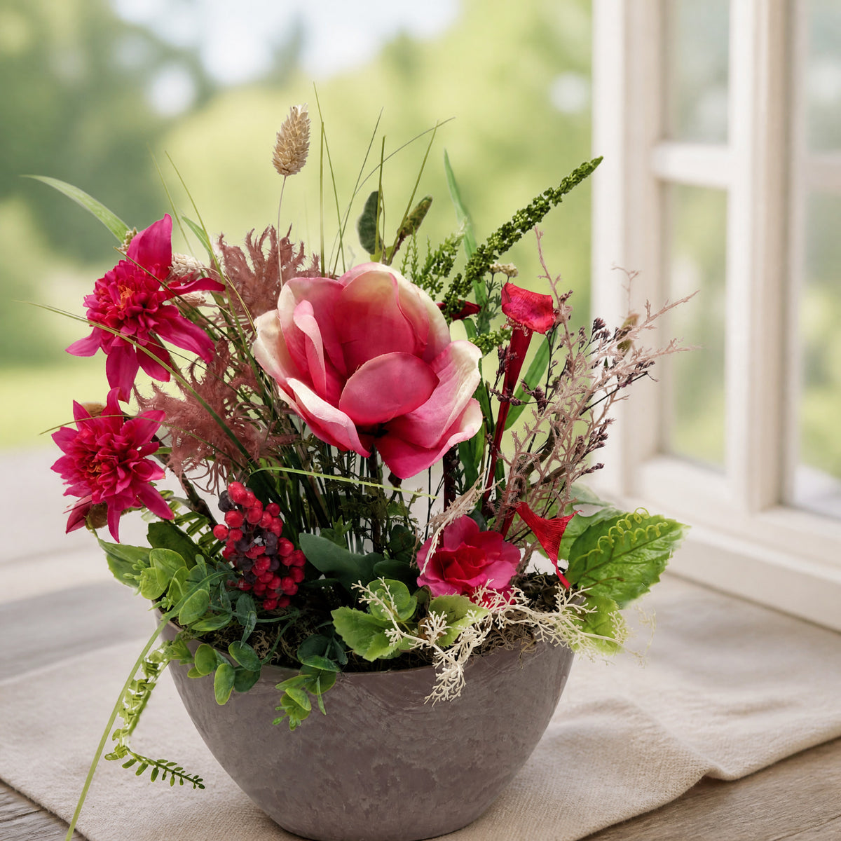 Szene Tischgesteck Sommergesteck Magnolie Beeren Gräser pink grün