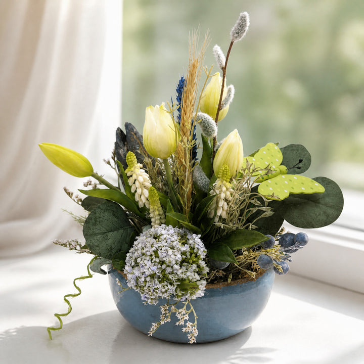Szene Frühlingsgesteck Tulpen Hyazinthen Schmetterling Beeren blau weiß