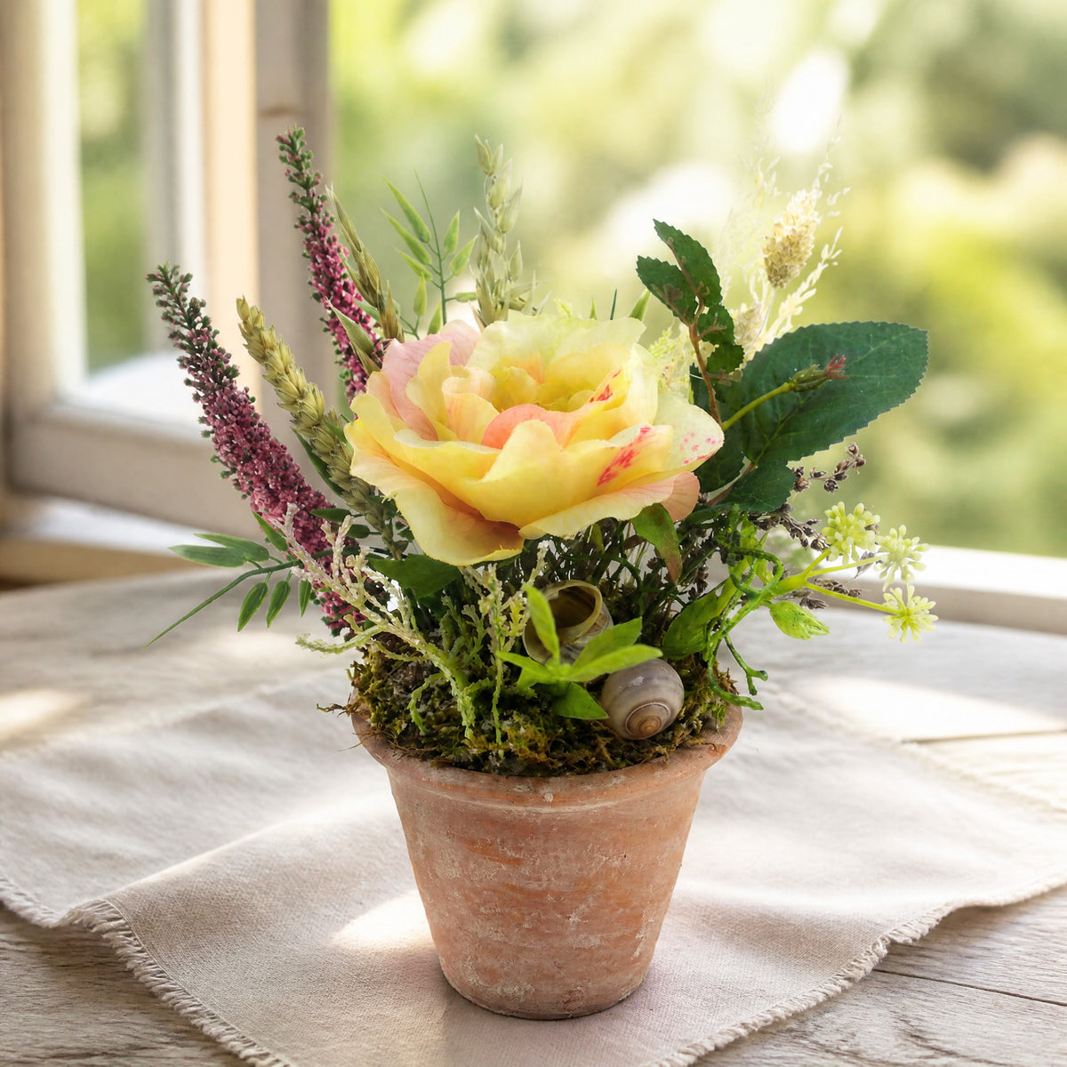 Szene Seidenblumengesteck Sommergesteck Rose Heide Schnecken gelb pink