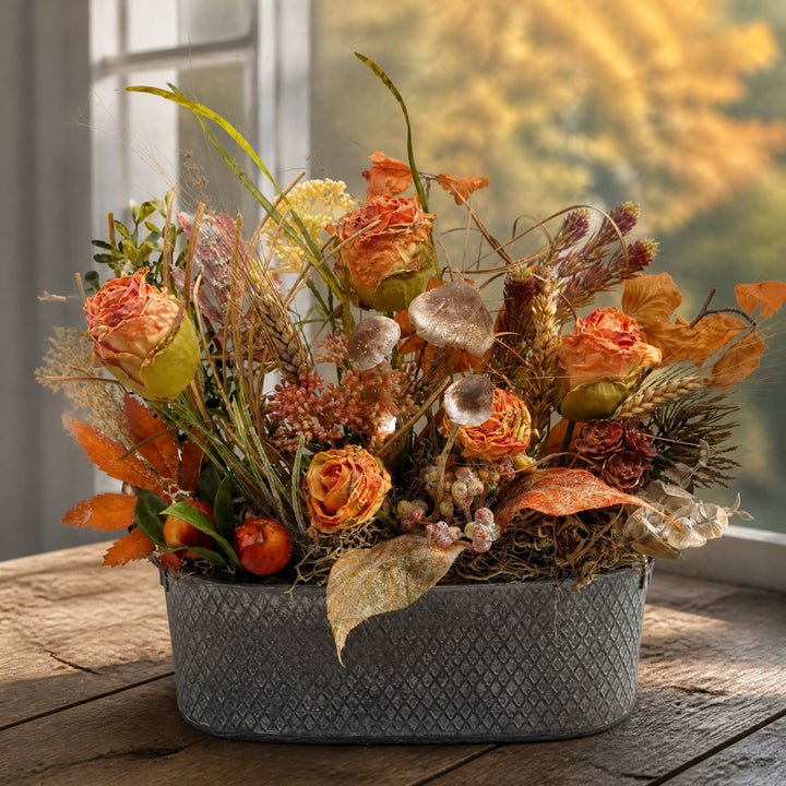 Szene Herbstgesteck Pilze Rosen Blätter Beeren Gräser orange braun