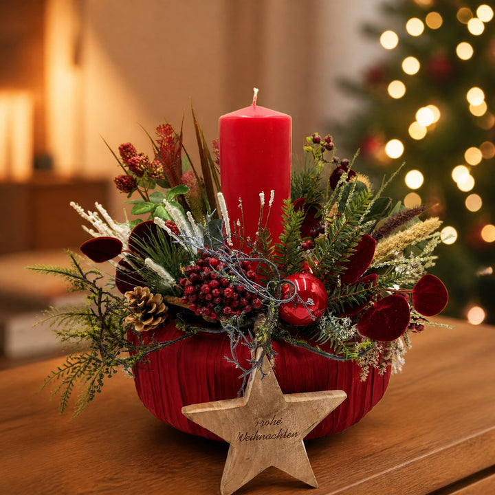 Szene Weihnachtsgesteck Kerze Stern Zapfen Beeren Tanne rot grün