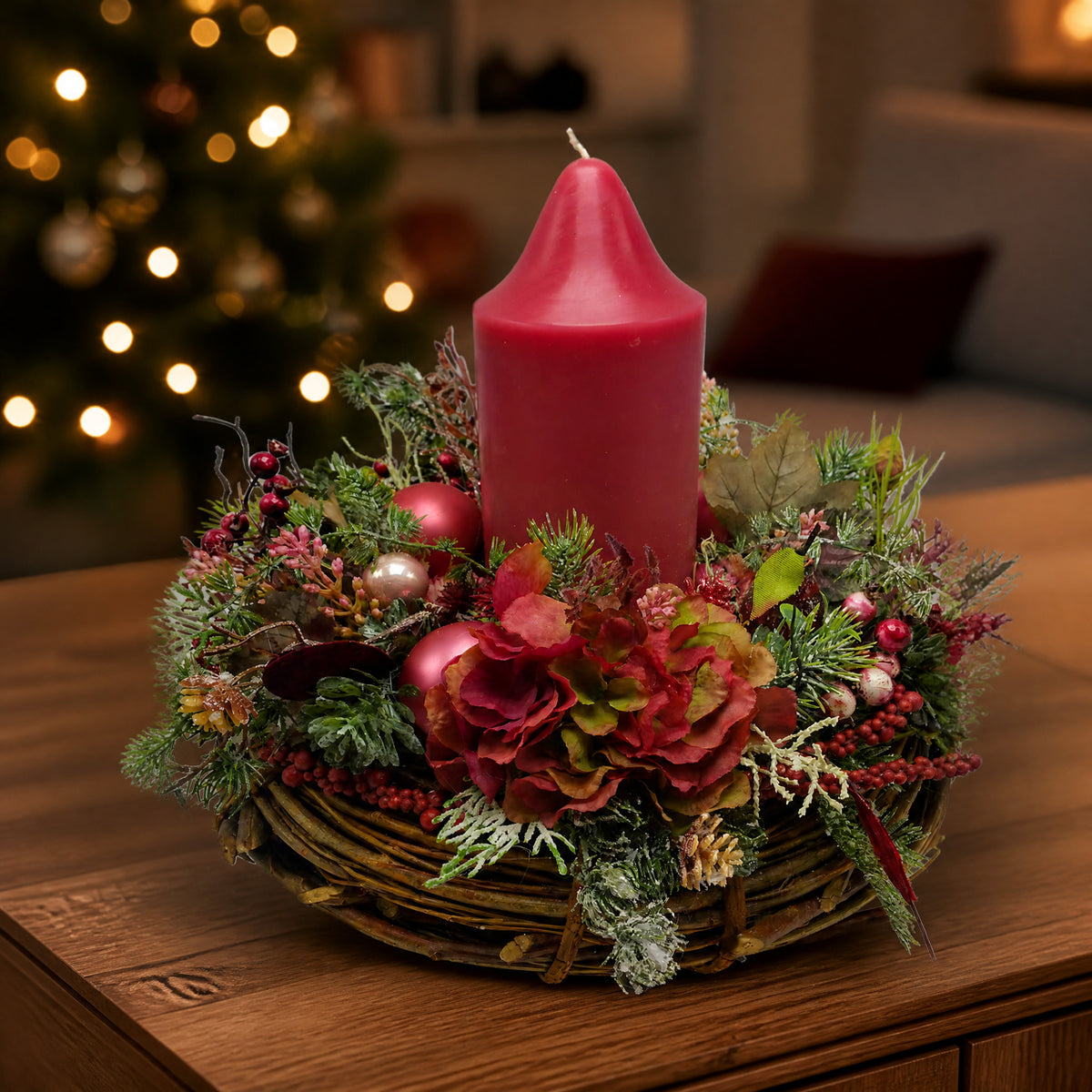 Szene Weihnachtskranz Adventskranz Weihnachtsgesteck Kerze Hortensie Kugeln rot