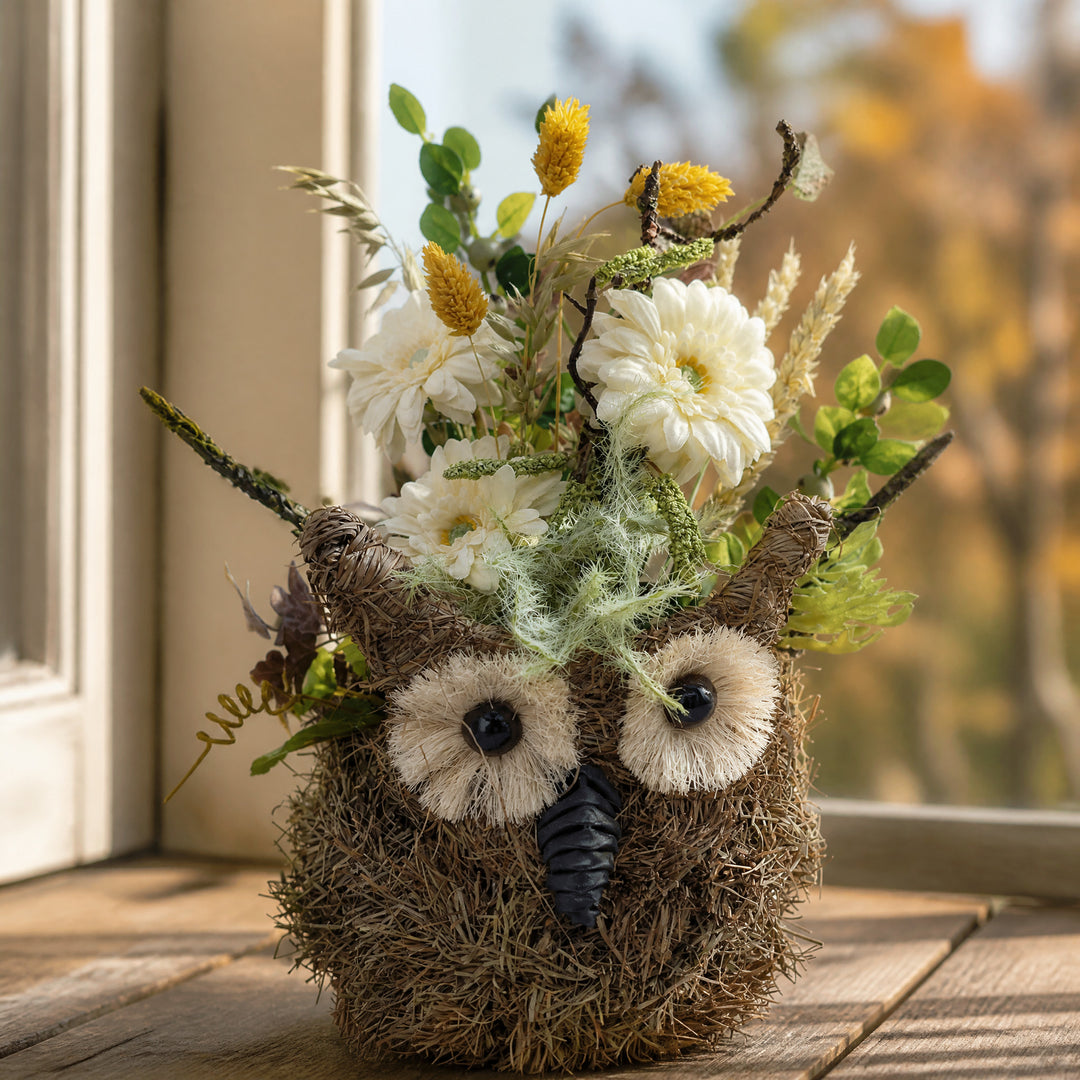 Szene Blumengesteck Herbstgesteck Tischgesteck Eule Gerbera Beeren Gräser weiß
