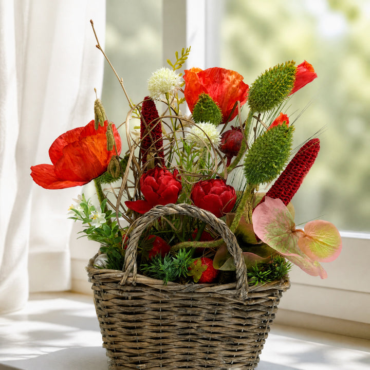 Szene Frühlingsgesteck Tischgesteck Mohn Tulpen Erdbeeren Korb rot grün