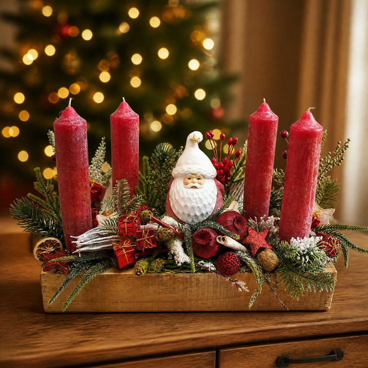 Szene Adventsgesteck Weihnachtsgesteck Kerzen Weihnachtsmann Geschenke rot weiß