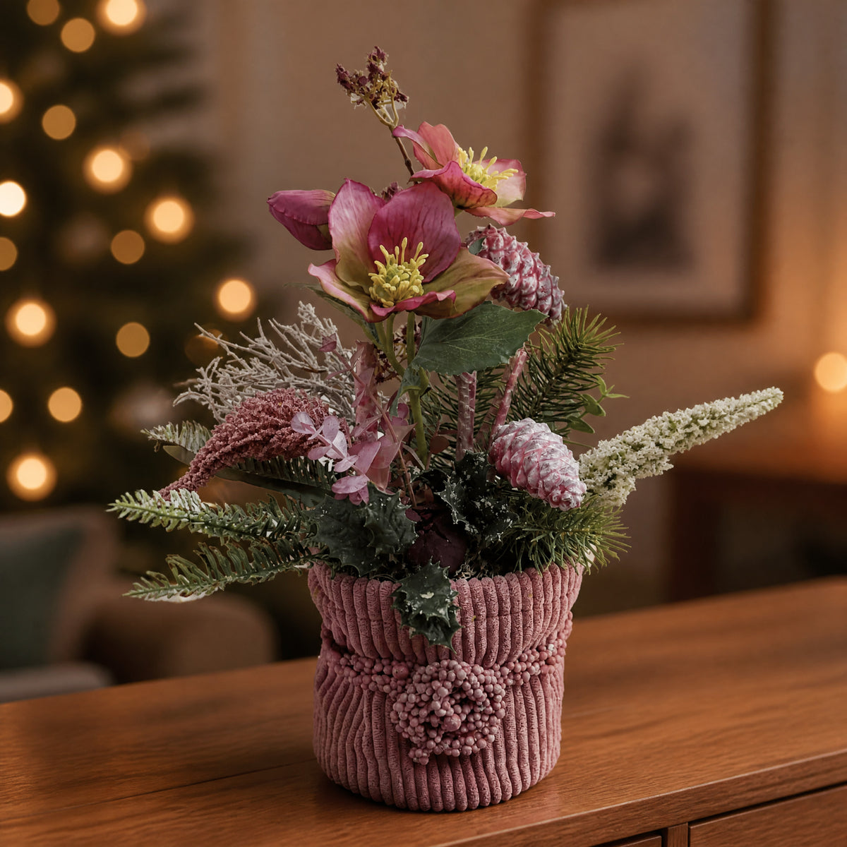Szene Wintergesteck Christrose Zapfen Tanne Heide rosa grün