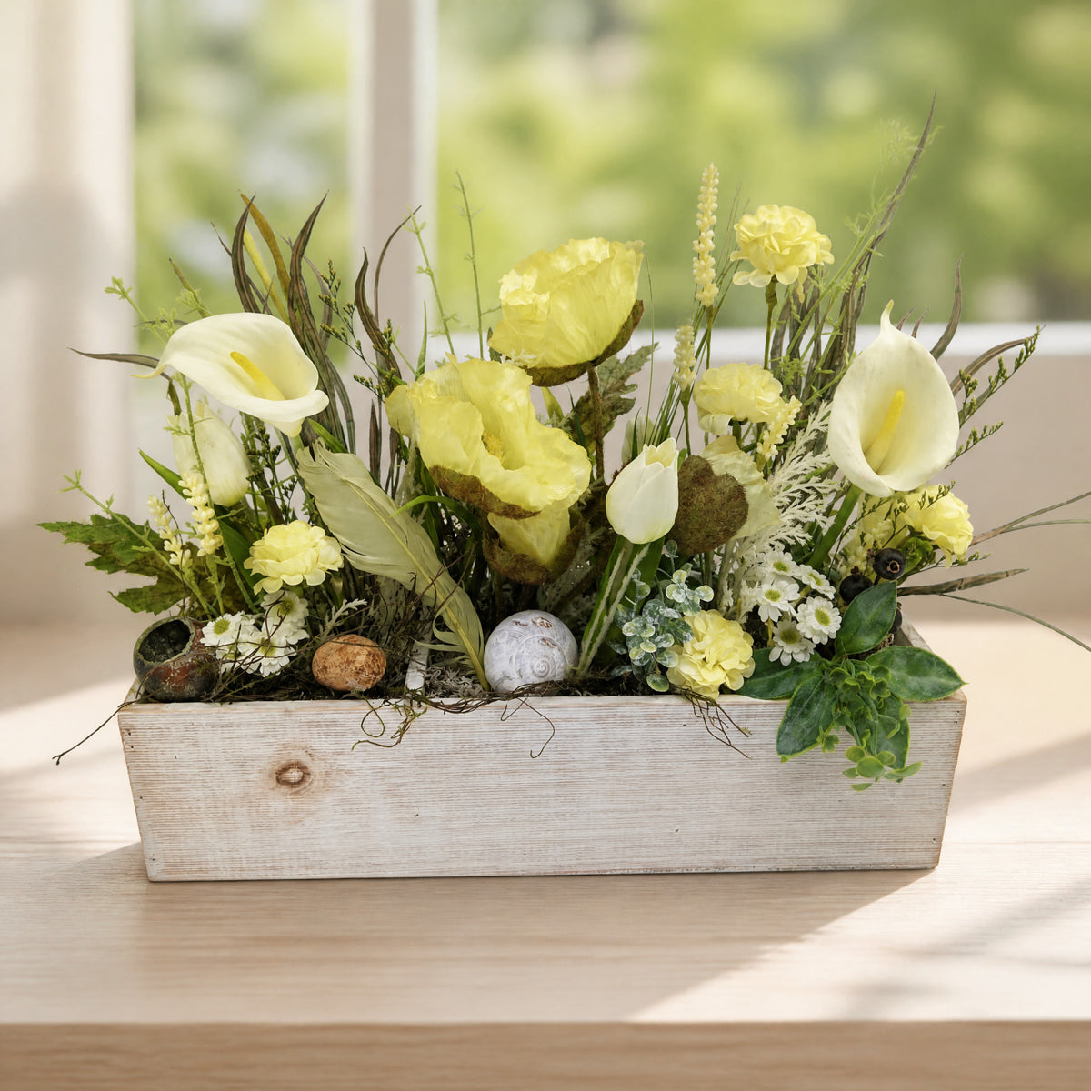 Szene Ostergesteck Frühlingsgesteck Mohn Calla Tulpen Ei Feder gelb weiß