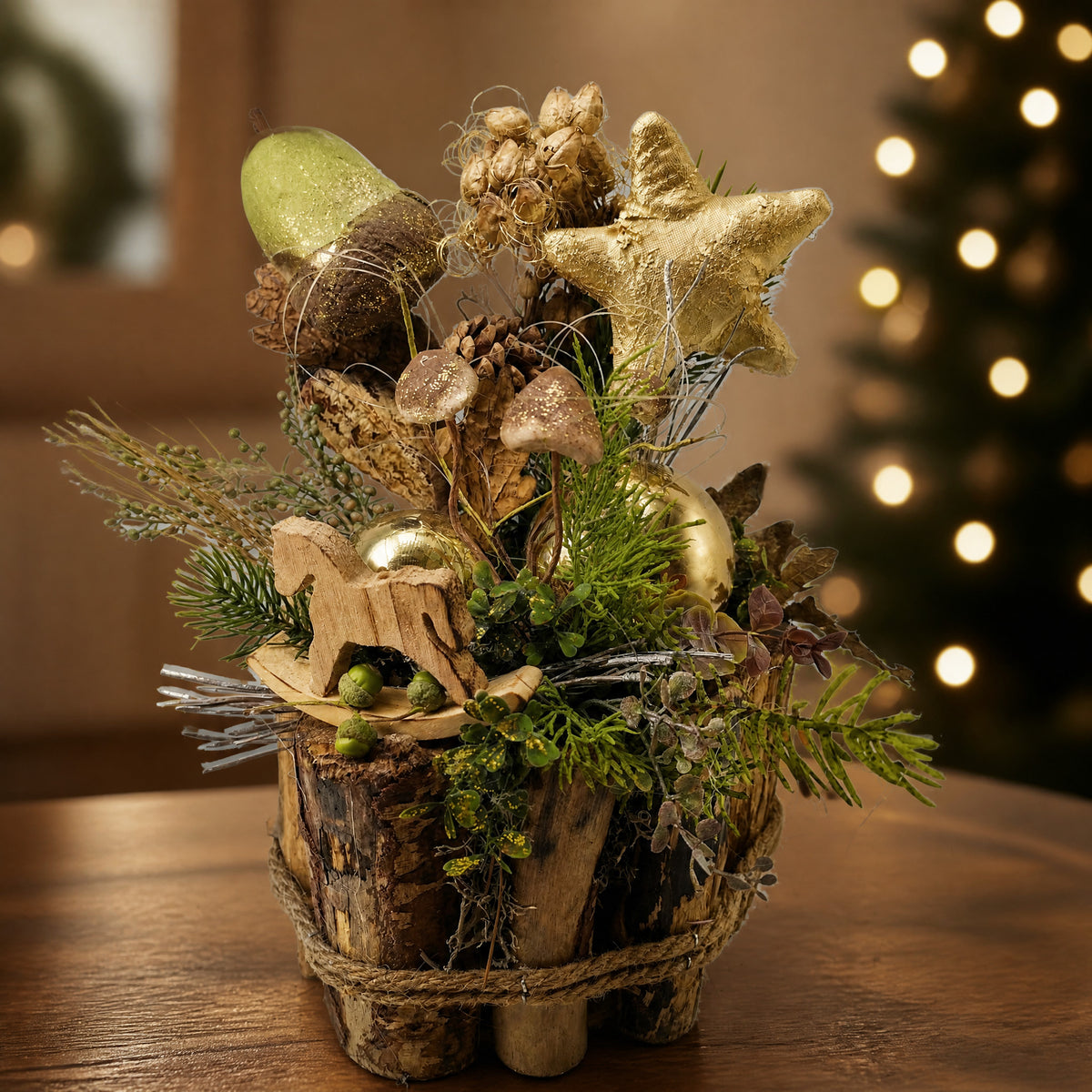 Szene Weihnachtsgesteck Adventsgesteck Schaukelpferd Stern Kugeln Pilze gold