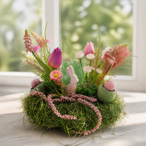 Szene Ostergesteck Frühlingsgesteck Tulpen Bellis Hase Eier rosa