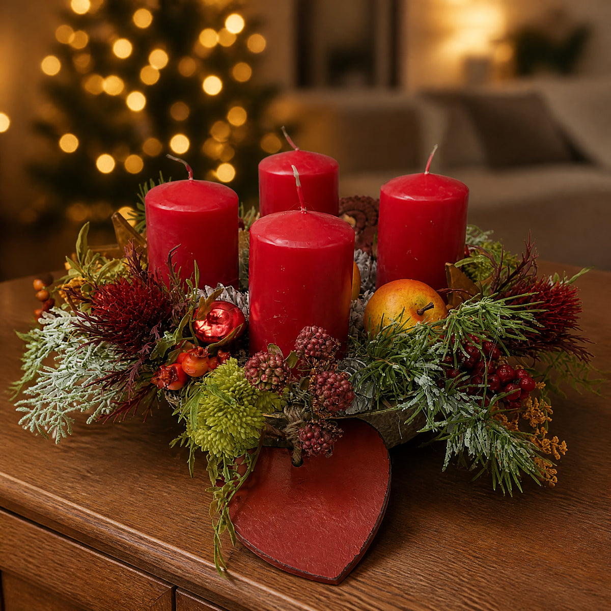 Szene Weihnachtsgesteck Adventsgesteck Kerzen Herz Apfel Beeren Tanne rot grün