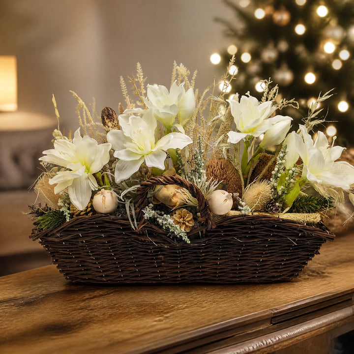 Szene Wintergesteck Tischgesteck Amaryllis Banksia Beeren Tanne weiß creme