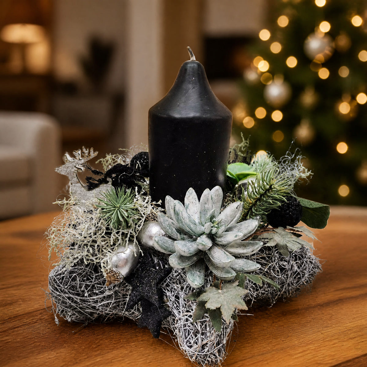 Szene Weihnachtsgesteck Kerze Sukkulente Hirsch Sterne schwarz silber