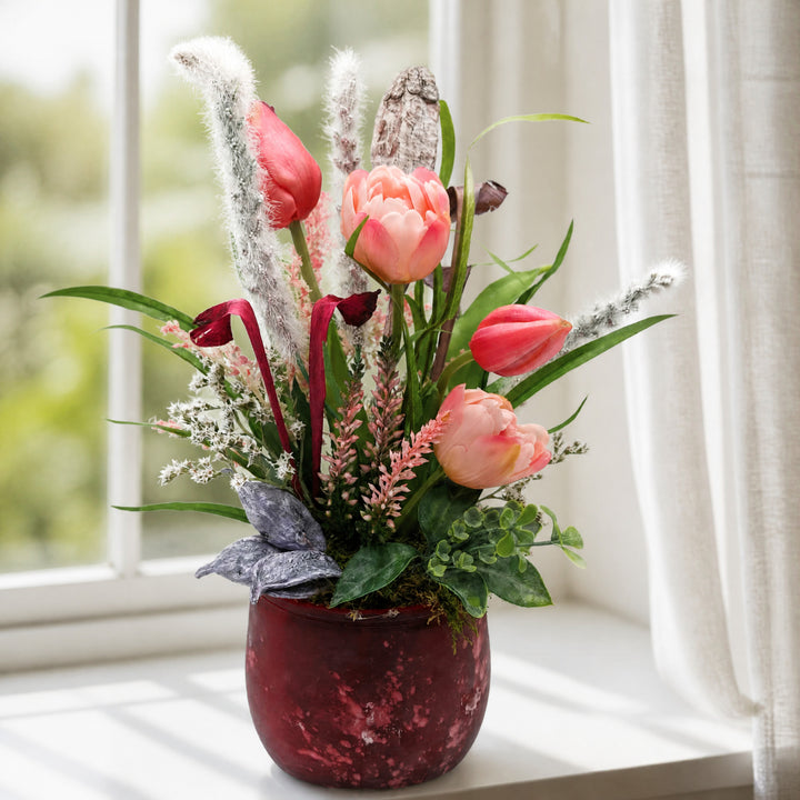 Szene Frühlingsgesteck Tischgesteck Tulpen Gräser rosa rot im Topf