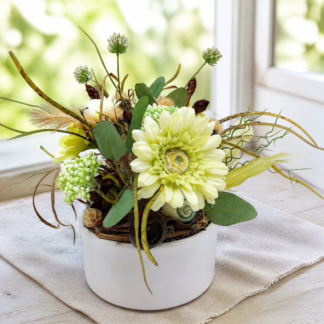 Szene Sommergesteck Tischgesteck Gerbera Gräser Schnecke grün weiß