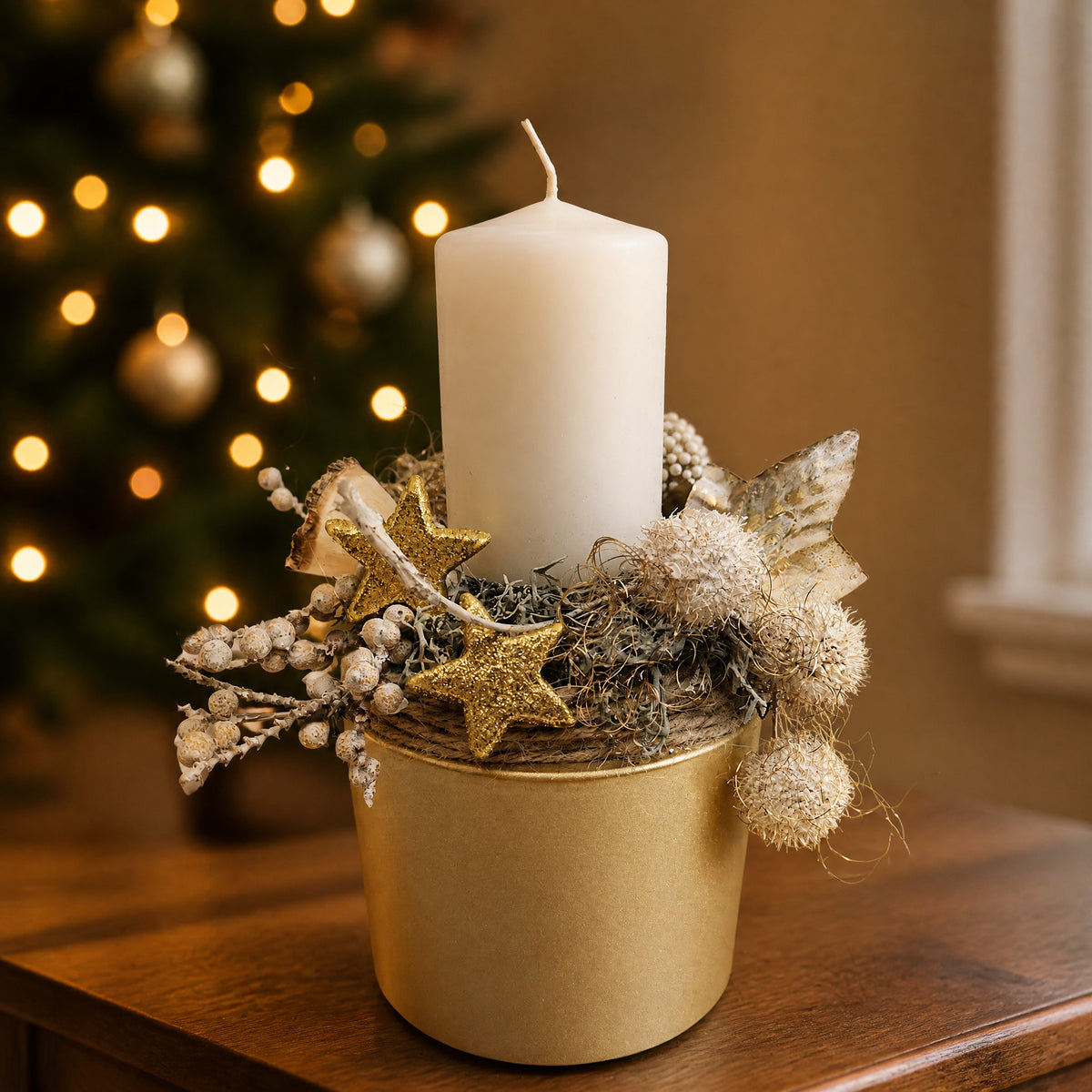 Szene Weihnachtsgesteck Adventsgesteck Kerze Sterne Beeren gold creme