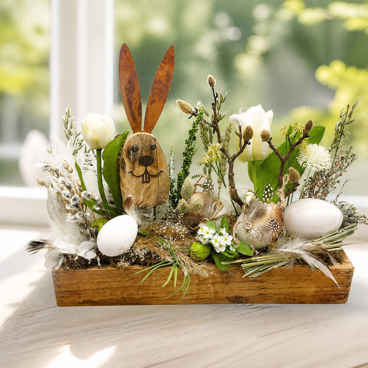 Szene Seidenblumengesteck Osterdeko Hase Tulpen Weidenkätzchen Eier weiß grün