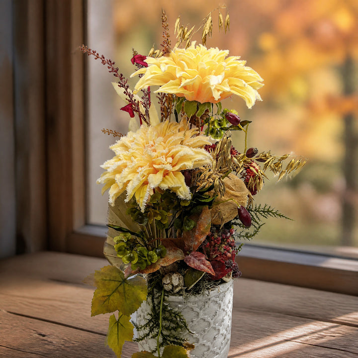 Szene Herbstgesteck Tischgesteck Chrysanthemen Getreide Beeren apricot creme