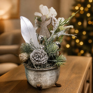 Szene Weihnachtsgesteck Wintergesteck Engel Blüten Kugeln Zapfen silber weiß