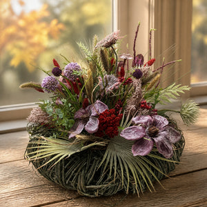 Szene Herbstgesteck Herbstkranz Blumengesteck Palmblatt Gräser lila grün