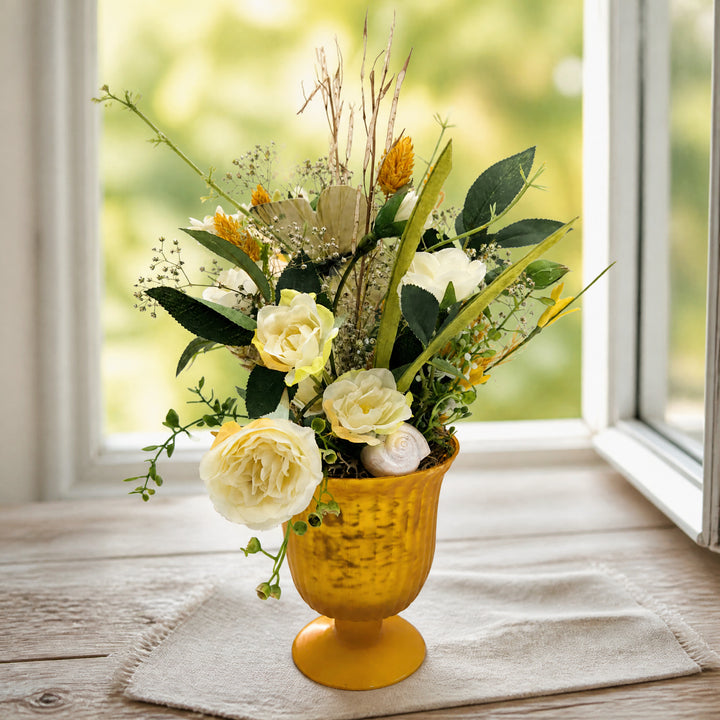 Szene Tischgesteck Sommergesteck Schmetterling Schnecke Rosen Gräser gelb creme