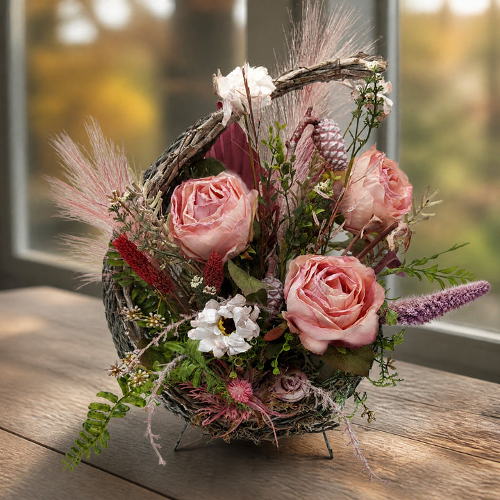 Szene Herbstgesteck Rosen Distel Zapfen Gräser Schnecke rosa braun