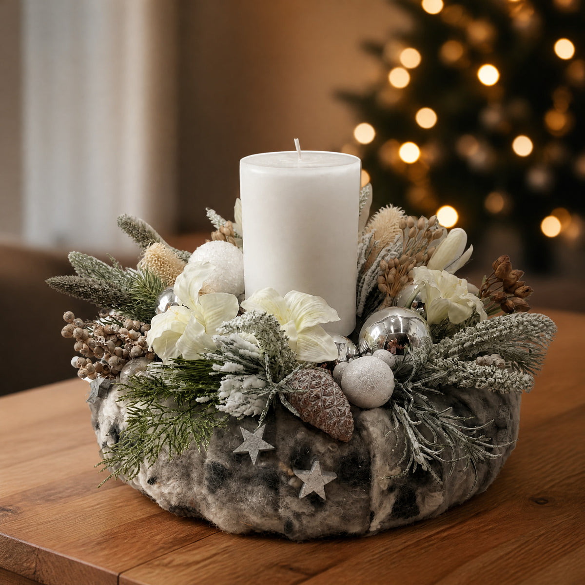 Szene Weihnachtsgesteck Adventskranz Amaryllis Zapfen Kerze weiß grau silber