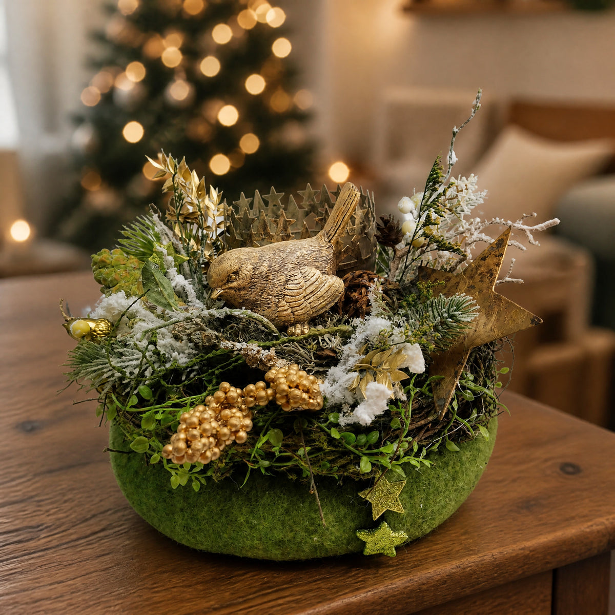 Szene Weihnachtsgesteck Wintergesteck Teelicht Vogel Sterne Tanne grün gold