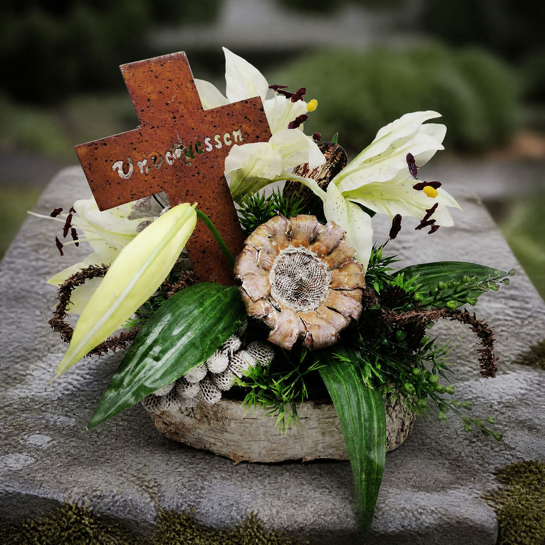 Grabgesteck Trauergesteck Lilien Kreuz Unvergessen weiß grün