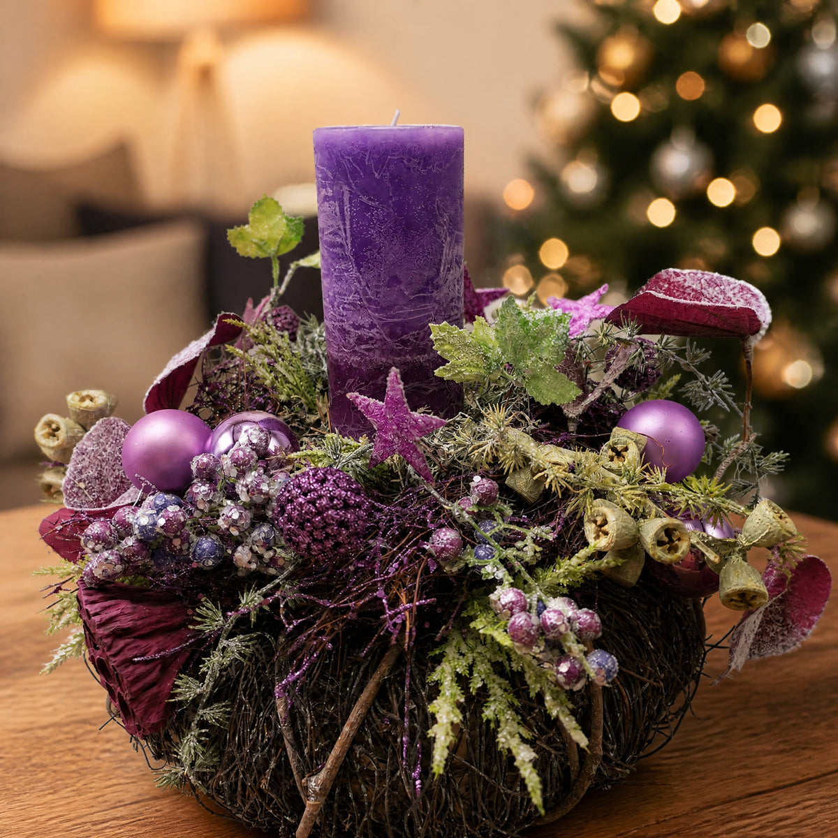 Szene Weihnachtsgesteck Adventskranz Kerze Kugeln Beeren Gräser lila