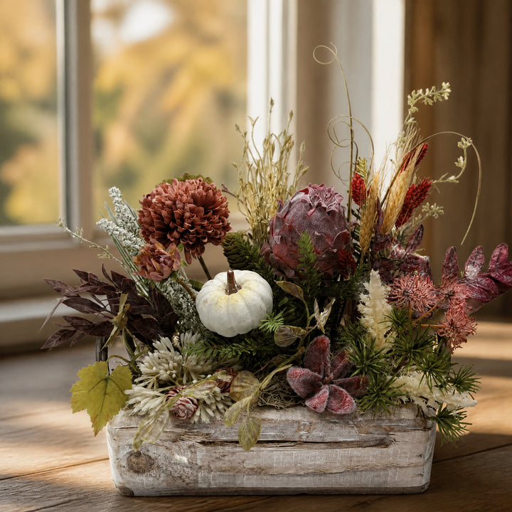 Szene Herbstgesteck Kürbis Chrysantheme Getreide Gräser dunkelrot creme