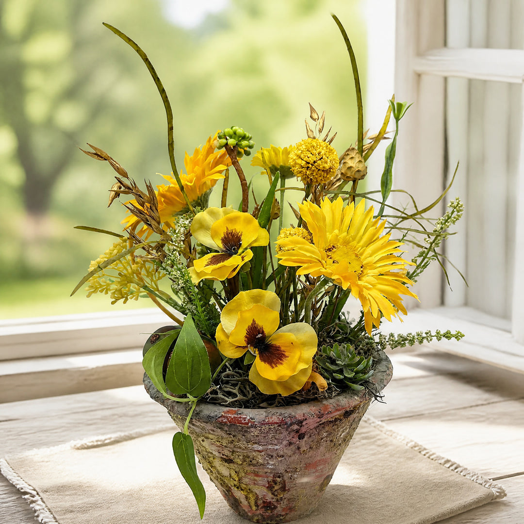 Szene Sommergesteck Stiefmütterchen Gerbera Gräser gelb im Topf
