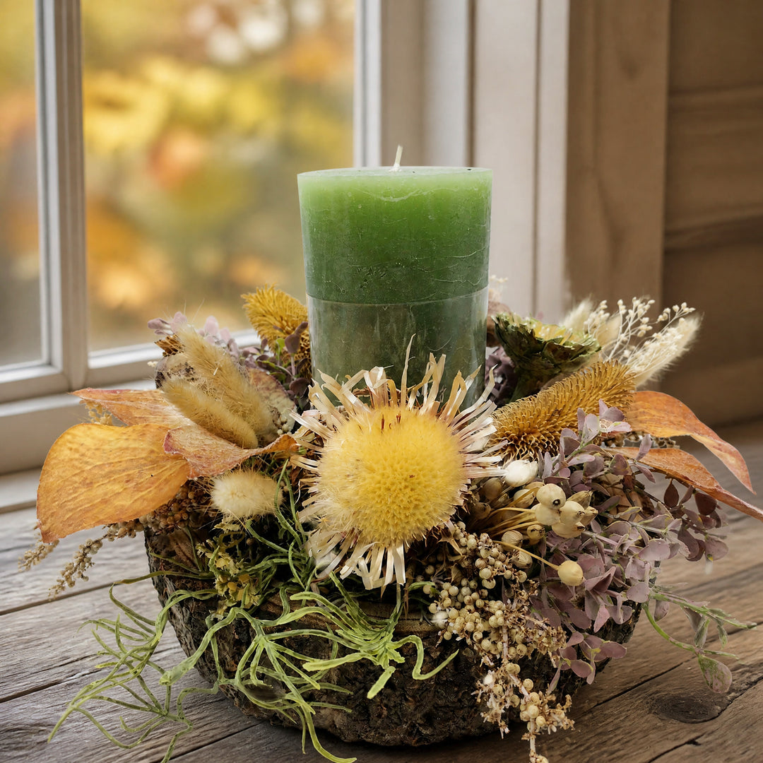 Szene Weihnachtsgesteck Adventsgesteck Kerze Distel Gräser Beeren ocker grün