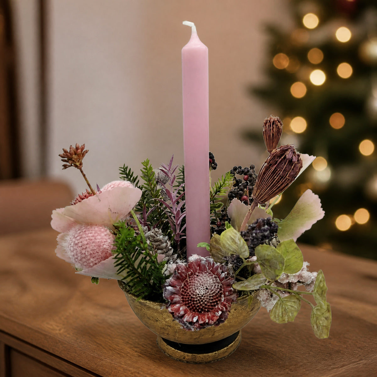 Szene Weihnachtsgesteck Adventsgesteck Kerze Zapfen Beeren Tanne rosa gold